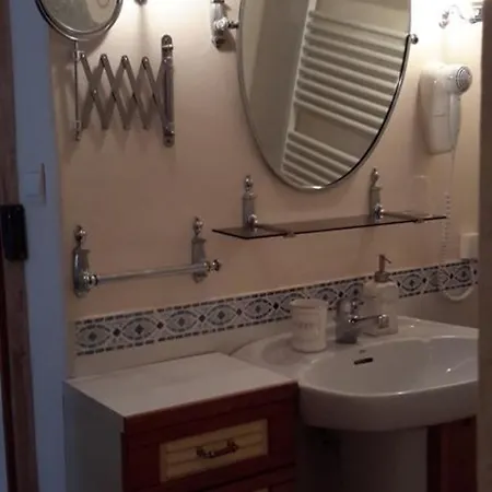 D'hotes Belle Occitane לינה וארוחת בוקר